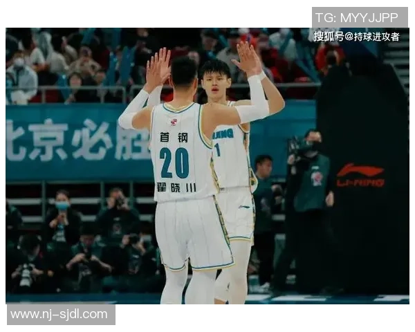 方硕在篮球赛场的崛起与挑战：从青年才俊到职业球员的成长历程